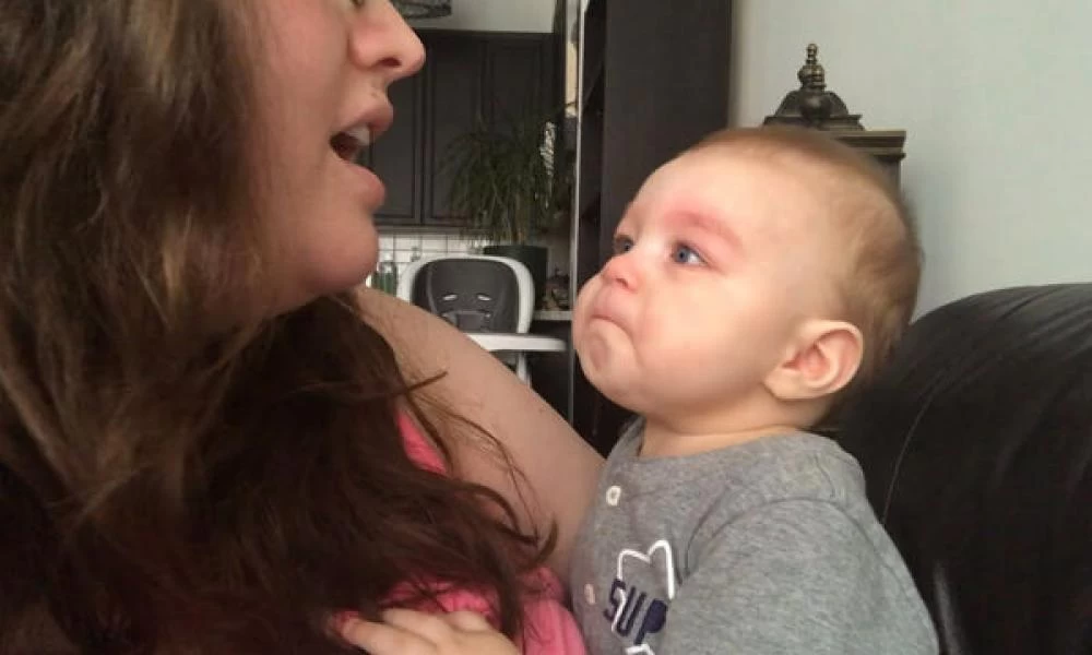 Ο μπόμπιρας το απολάμβανε έως ότου η μαμά άρχισε να τραγουδά όπερα